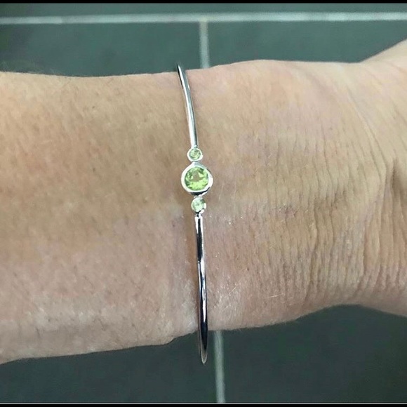 Sterling silver and peridot gemstone bangle - Picture 3 of 3